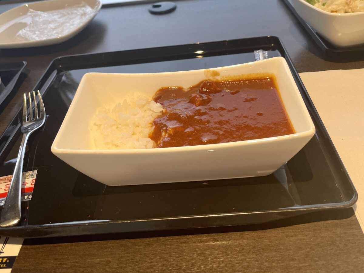 テーブルの上にチキンカレーが置いてあります。
