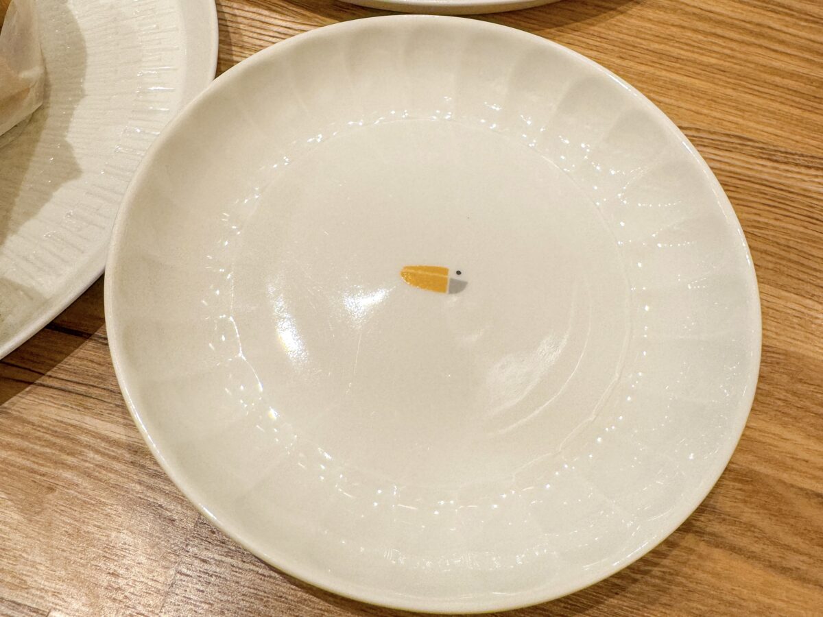 A plate with the pelican logo