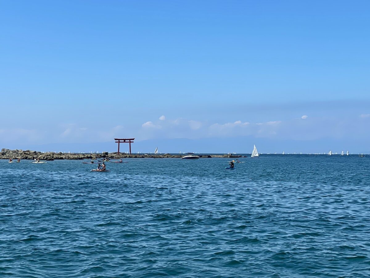 沖合い700メートルに浮かぶ菜島の鳥居