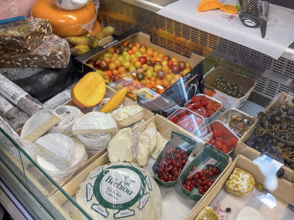 数種類のチーズのディスプレイ