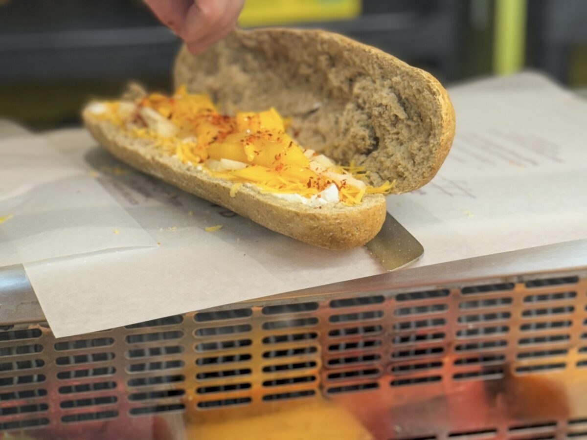 作成途中のサンドウィッチ