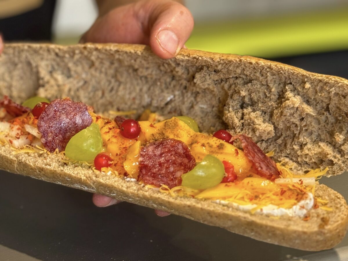 完成したサンドウィッチを店主が見せてくれている様子