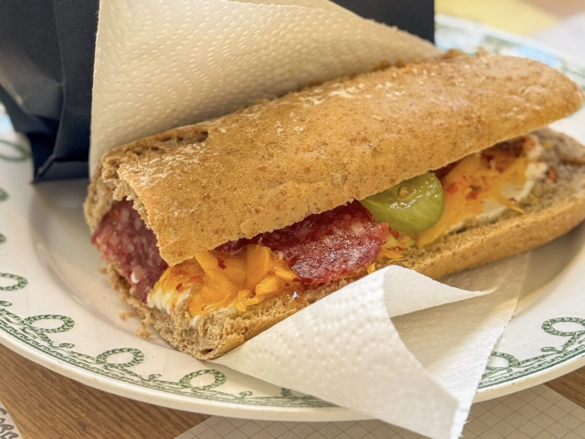 お皿の上に乗ったサンドウィッチ