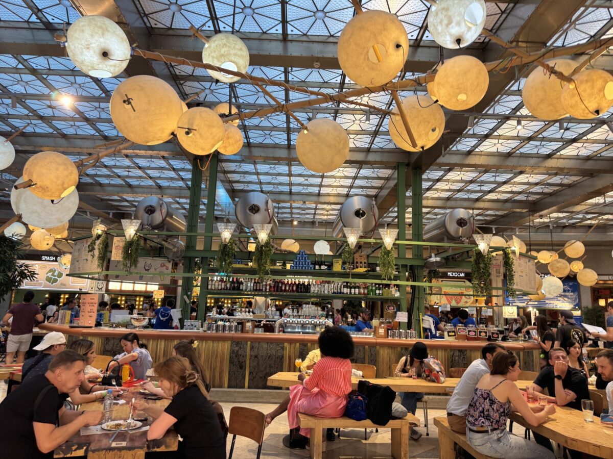 wolf-sharing-food-market-brussels