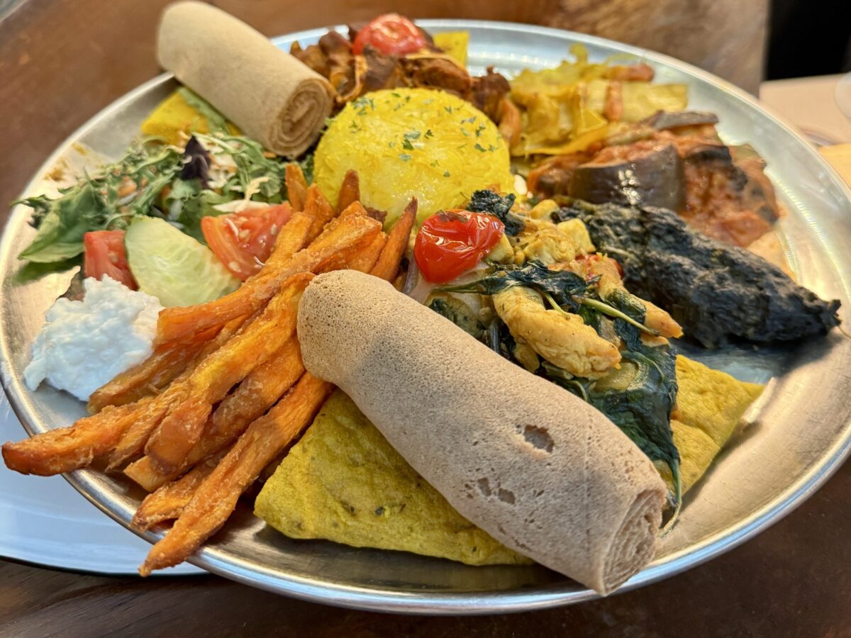 wolf-sharing-food-market-brussels-food