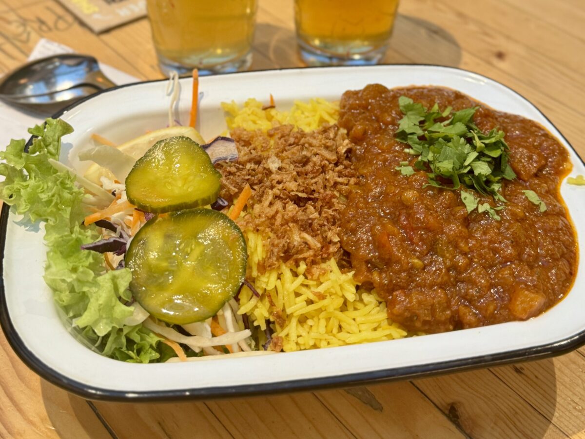 wolf-sharing-food-market-brussels-curry