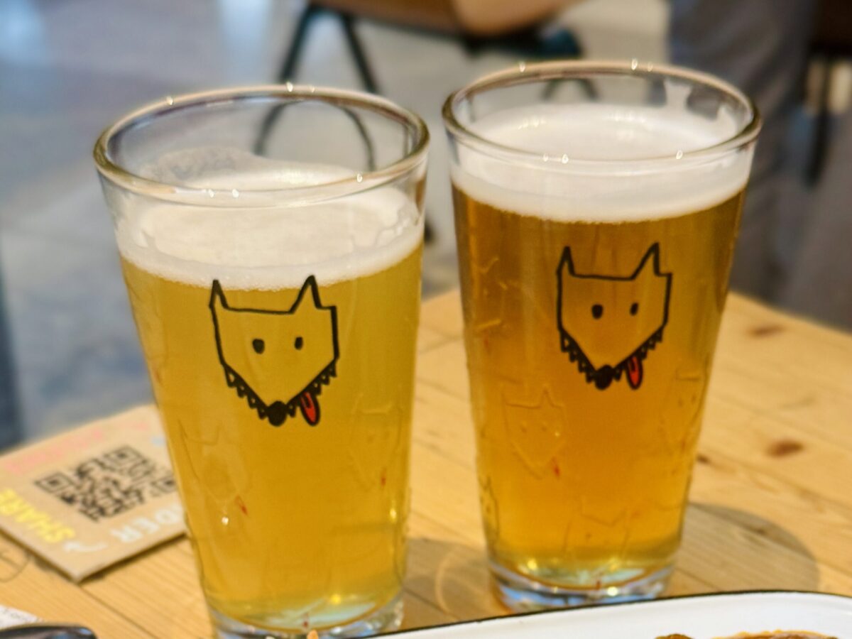 wolf-sharing-food-market-brussels-beer