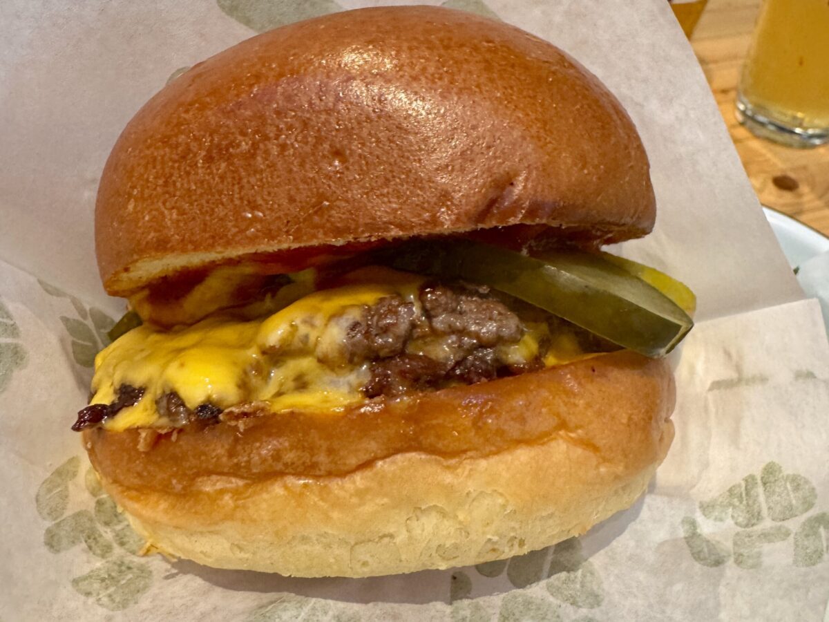 wolf-sharing-food-market-brussels-burger