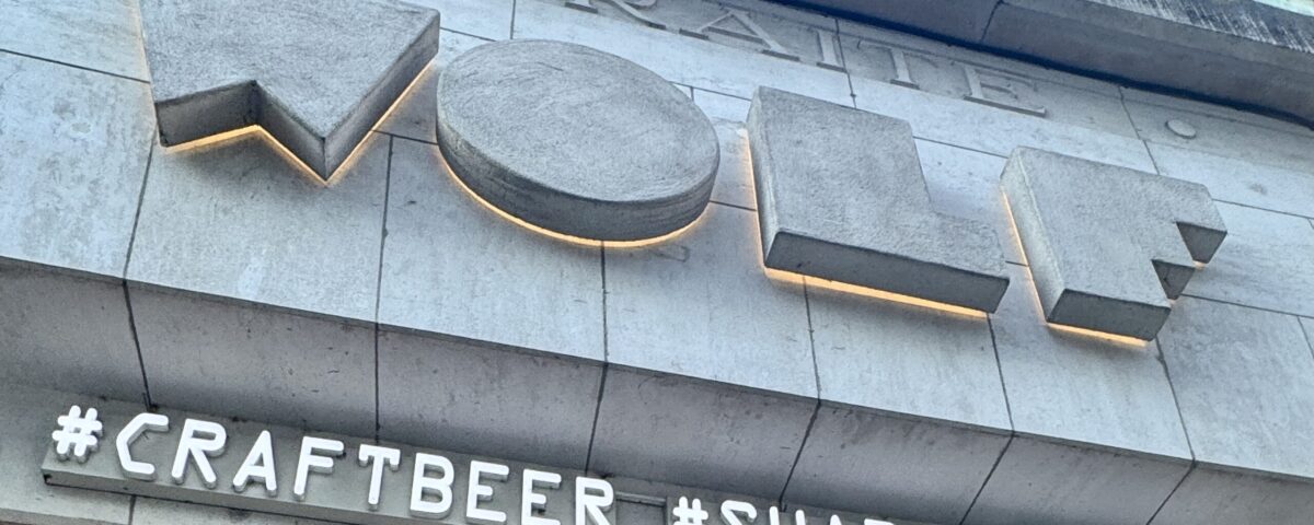 wolf-sharing-food-market-brussels