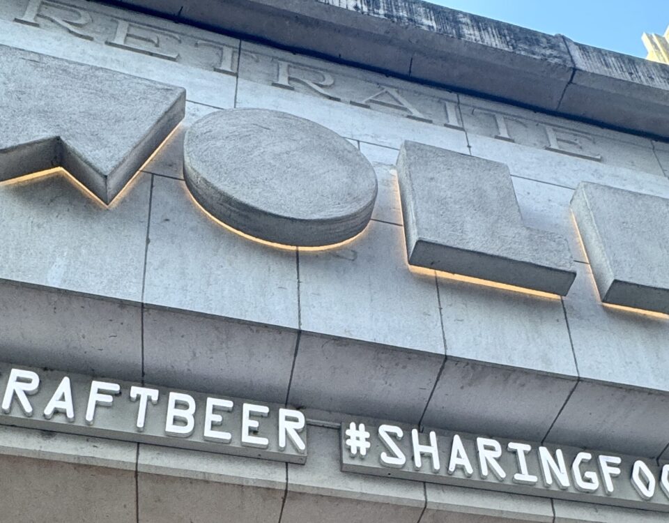 wolf-sharing-food-market-brussels