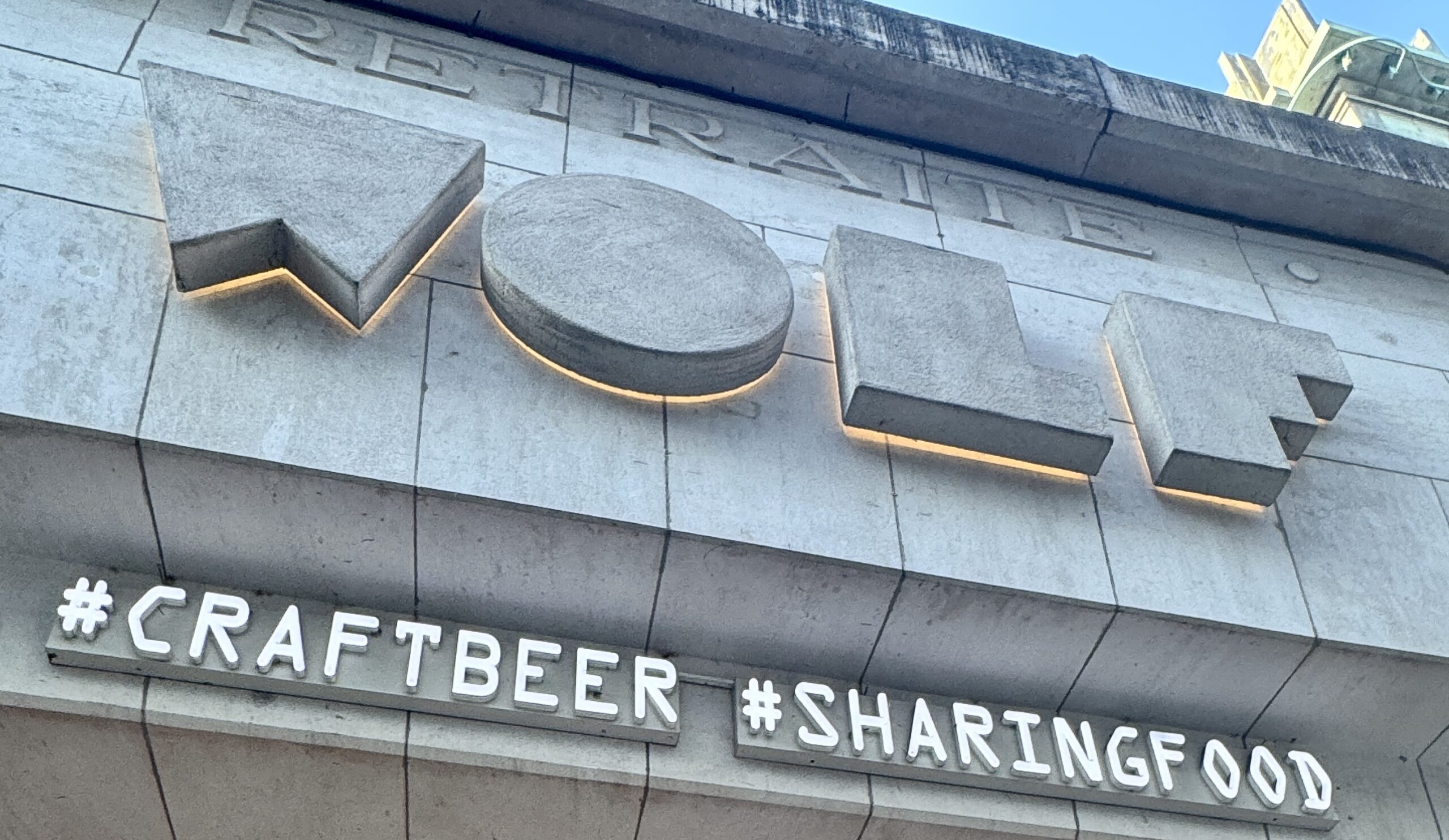 wolf-sharing-food-market-brussels